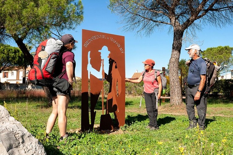 Pèlerins sur l'aire d'accueil du Cournier sur le GR653, la voie d'Arles sur le Chemin de Saint-Jacques de Compostelle
