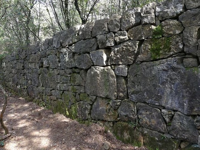 Mur en pierre sèche