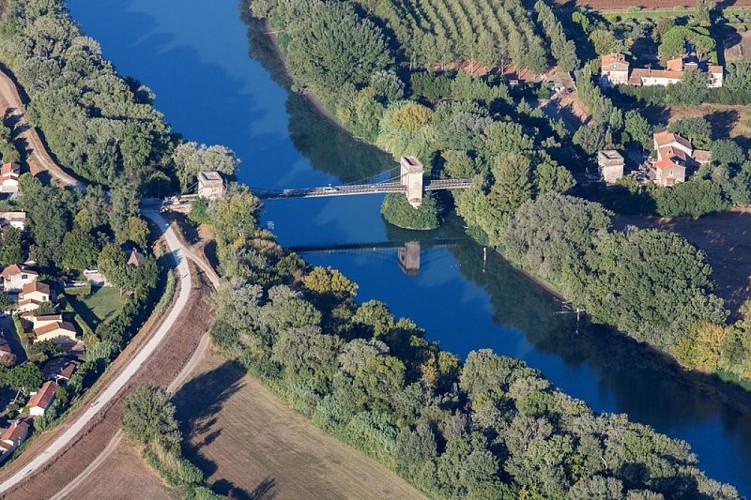 Pont suspendu sur le Petit Rhone à Fourques