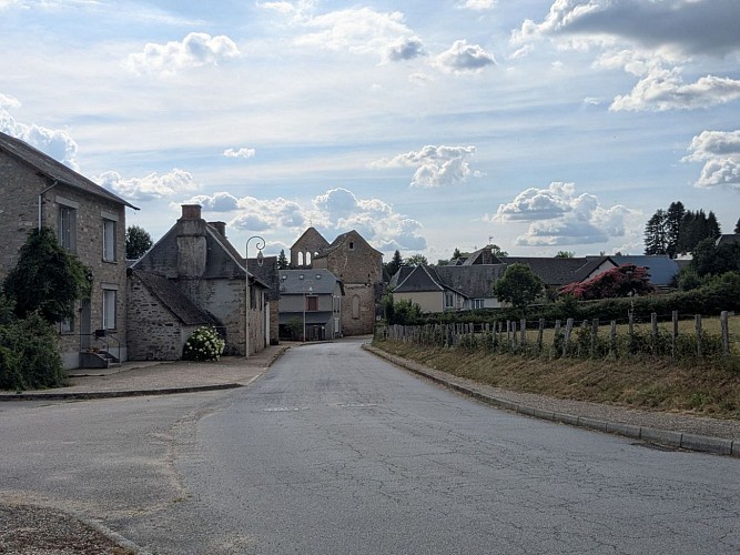 Arrivée bourg Meilhards (1)