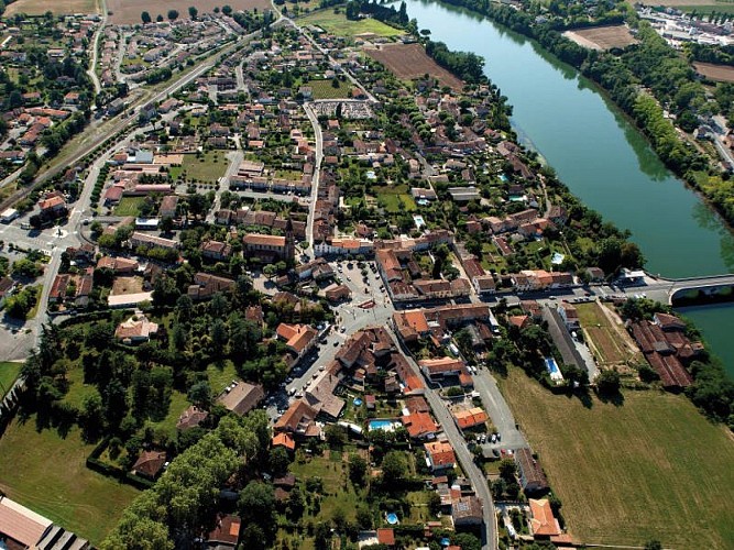 Balade au fil du Tarn alternant paysages ruraux et semi-urbains.