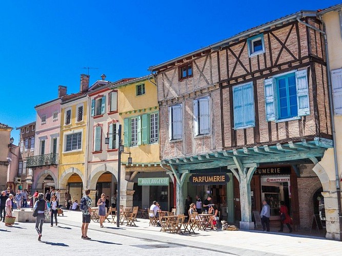 les façades de la place Philippe VI de Valois, galerie du Midi