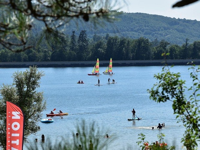 le lac de Saint-Ferréol en été
