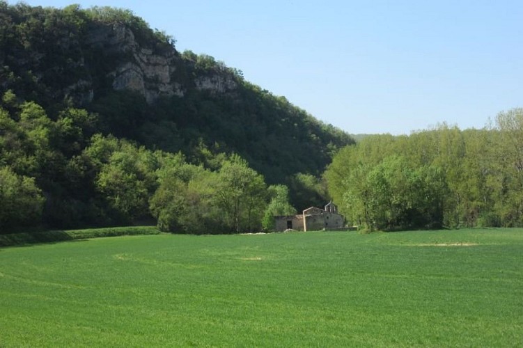Vue de la chapelle St-Projet depuis le chemin.