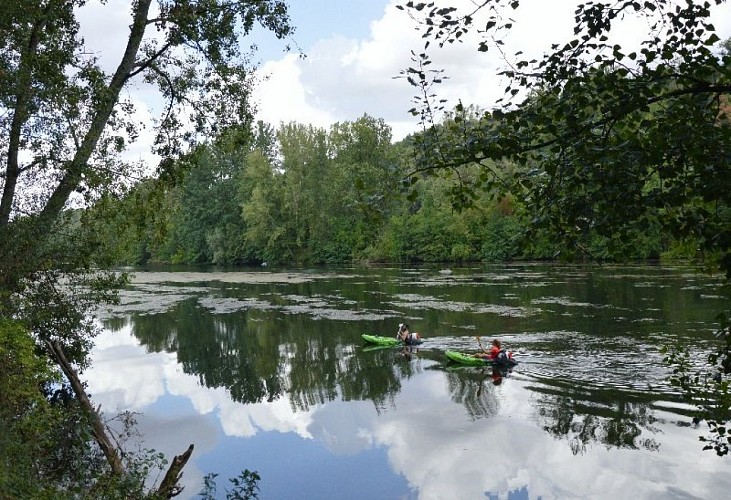 Le long du Tarn, le chemin emprunte le tracé de l'ancienne voie ferrée Albi - Le Vigan (Gard)