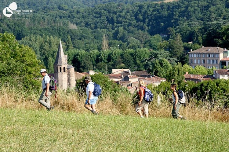 Randonneurs devant point de vue sur Monestiés