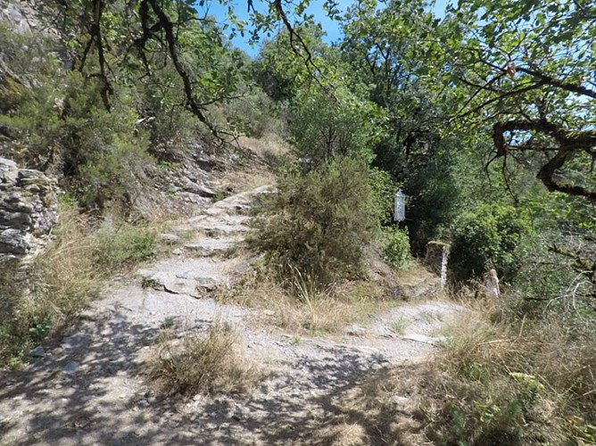 Le parcours sur roche schisteuse montant au prieuré