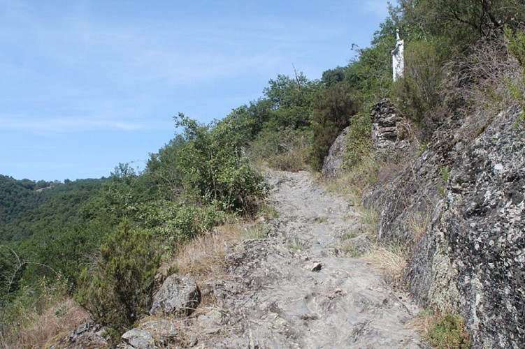 Le chemin de croix vers le prieuré