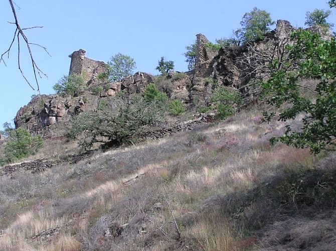 Vue sur le château de Thuriès