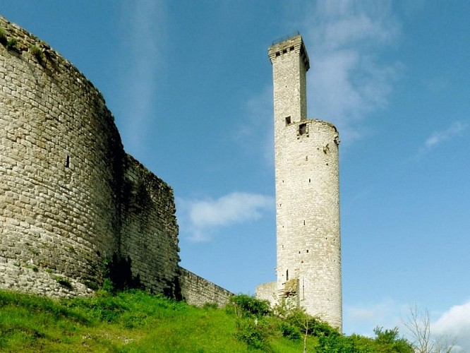 Découvrez l'ancien village de Castelnau, sa tour, son église, mais également les crêtes qui offrent de beaux points de vue.