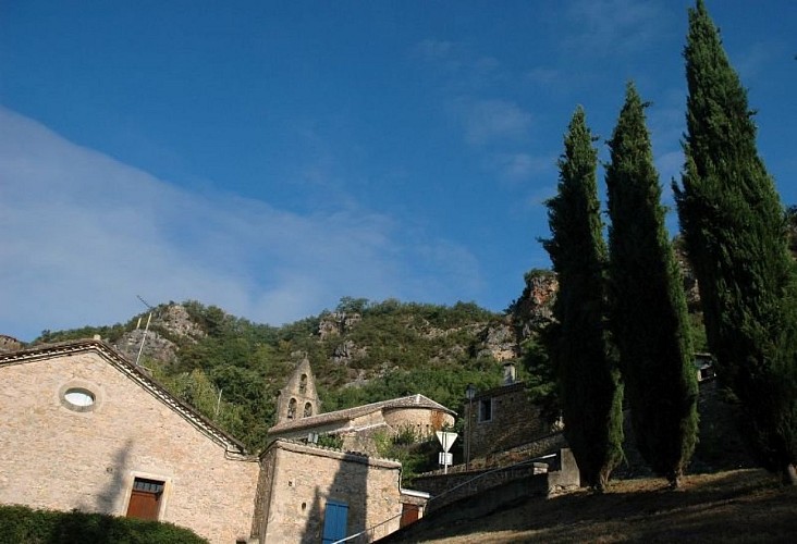 Village de Larroque et sa falaise