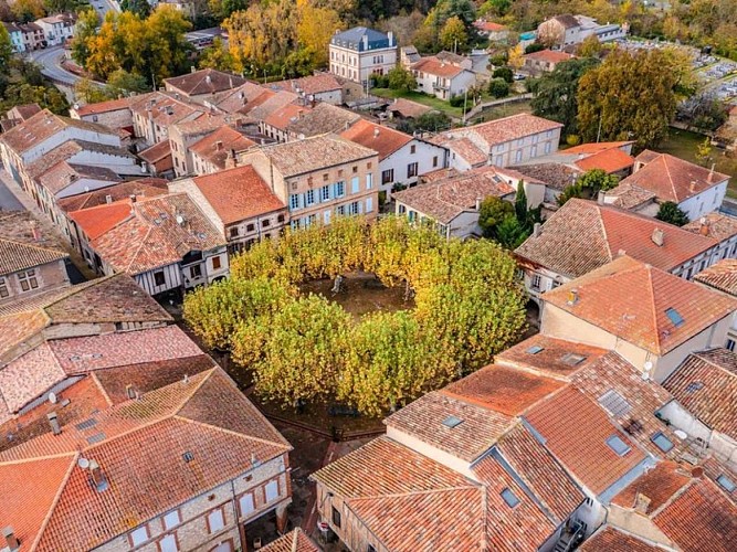Place à couverts de Briatexte
