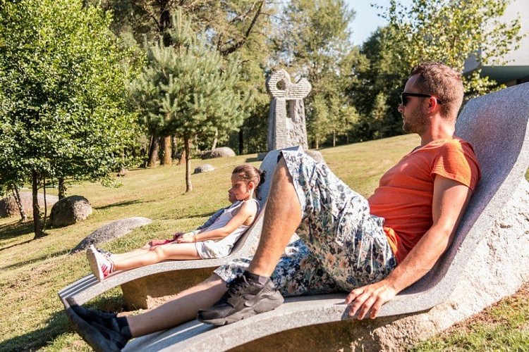 Repos sur les bains de soleil en granit à la maison du Sidobre
