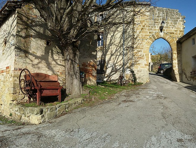 Porte médiévale de Mireval Lauragais.