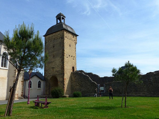 Le grand tour d'Ousse Gabas à VTT Pontacq remparts et tour