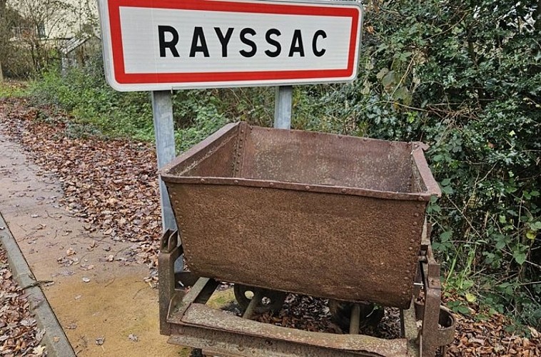 Wagon des anciennes mines à l'entrée du village
