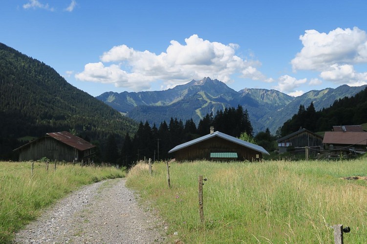 Hiking to the Lake Fouyet_Saint-Jean-d'Aulps