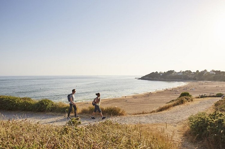 Randonnée sur le chemin côtier surplombant la Plage de La Courance