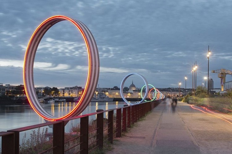 Daniel Buren et Patrick Bouchain - Les Anneaux, Quai des Antilles, Nantes, création pérenne Estuaire 2007 © Martin [...]