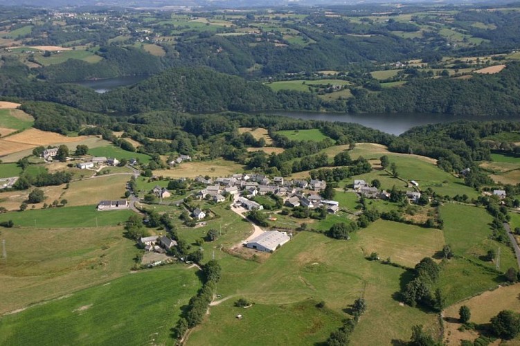 Le départ dans le village de la Capelle
