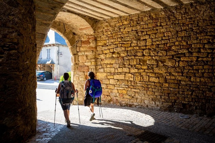 Randonneurs dans le village de Saint-Come d'Olt