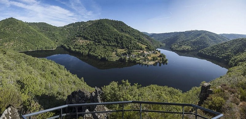 Passerelle suspendue au dessus des gorges de la Truyère