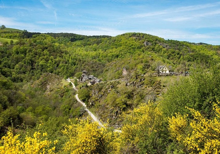 Le site de Bes-Bédène et au loin de Puy de Montabés