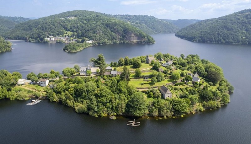 Presqu'île de Laussac émergeant sur le lac de Sarrans