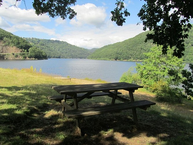 Pause pique-nique à la Presqu'île de Laussac
