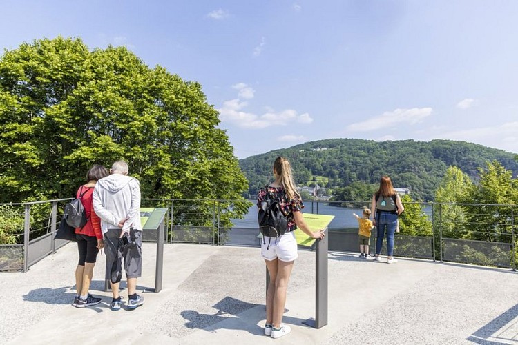 Panneaux d'interprétation sur l'histoire de cette vallée ennoyée