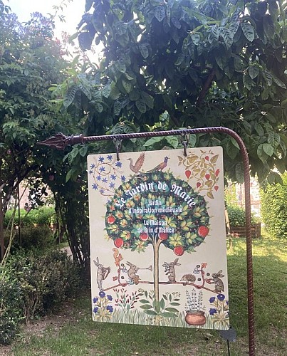 Arrivée au jardin de Marie, d'inspiration médiévale