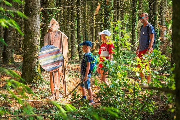 Des chevaliers dans la forêt