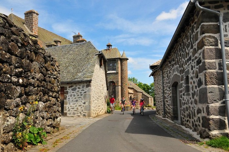 Le robuste village de Thérondels, tout de basalte