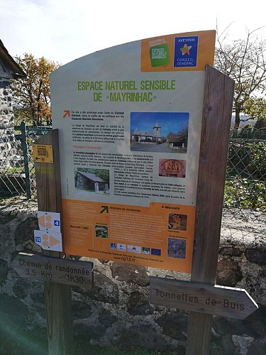 Différents panneaux vous renseigne sur les milieux naturels des landes de Mayrinhac