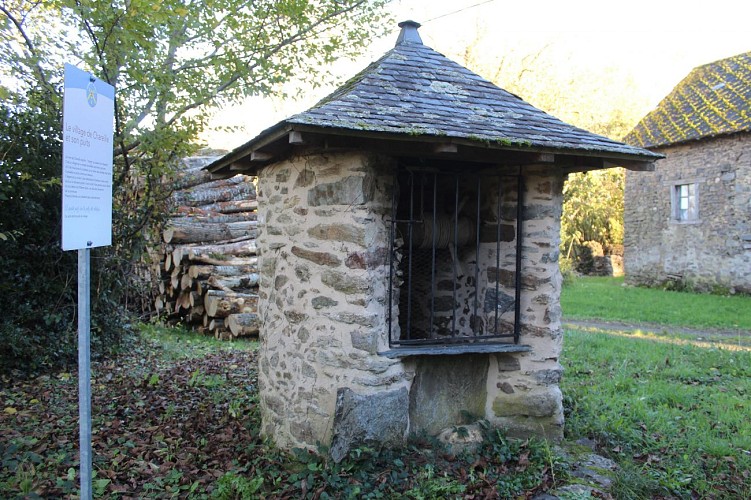 Village de Chareille et son puit - La randonnée des étangs - Perpezac le Noir ©Mairie - Office de Tourisme Terres de Corrèze (2)