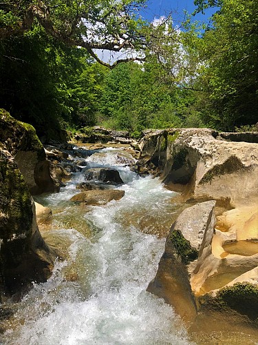 Walk along the Séran River between the Cerveyrieu Waterfall and the Thurignin Gorges