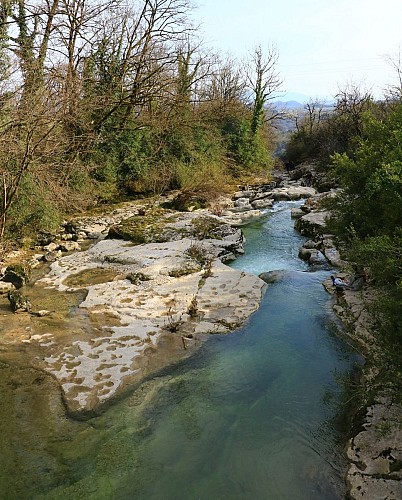 Walk along the Séran River between the Cerveyrieu Waterfall and the Thurignin Gorges