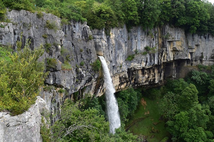Walk along the Séran River between the Cerveyrieu Waterfall and the Thurignin Gorges