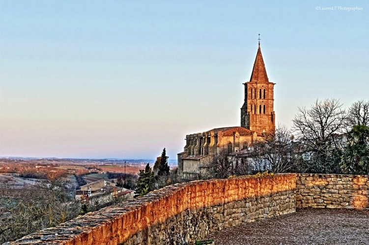 vue sur la Collégiale depuis la table d'orientation, lever du soleil.