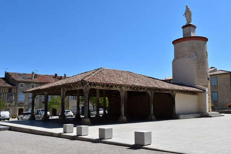 place Guillaume de Nogaret, la halle, le beffroi et la statue de la Vierge