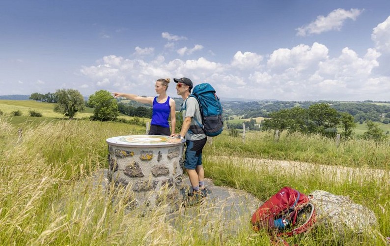 Arrivée sur Mur-de-Barrez, le plomb du Cantal en arrière plan