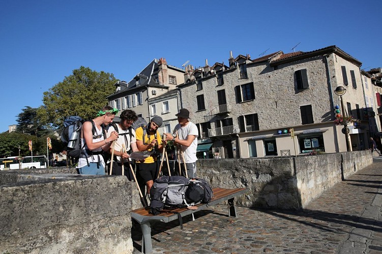 Pèlerins sur le pont des Consuls
