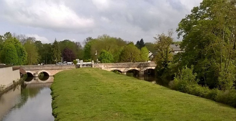 Pont sur le Guéreau (à gauche) et le canal Louis VIX (à droite)