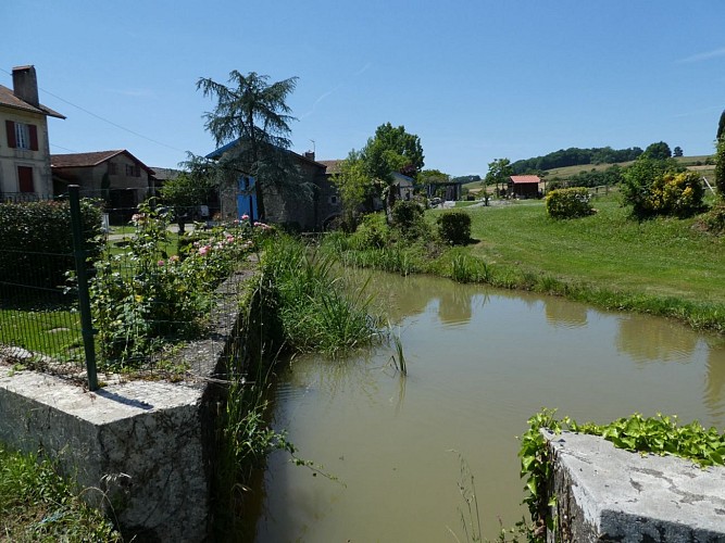 Vue sur le canal du moulin à Labastide-Villefranche