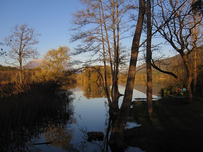 Easy-going walk: Lakeside path and Randocroquis art path on the banks of the Coisétan