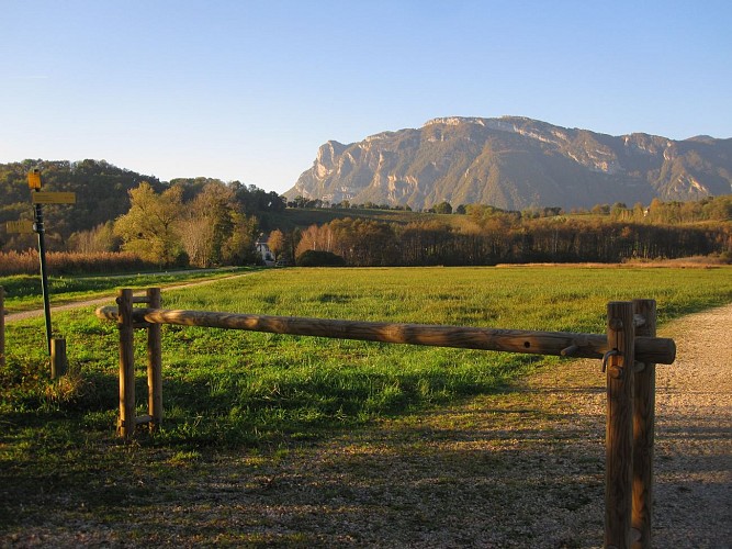 Easy-going walk: Lakeside path and Randocroquis art path on the banks of the Coisétan