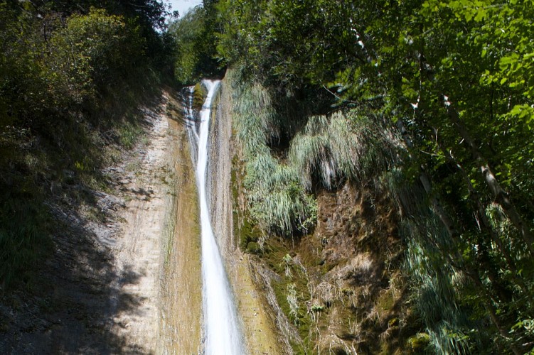 Vineyards footpath under the waterfalls