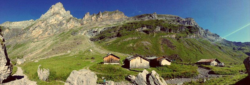 Wandelen naar de bergweiden en chalets van Salvadon