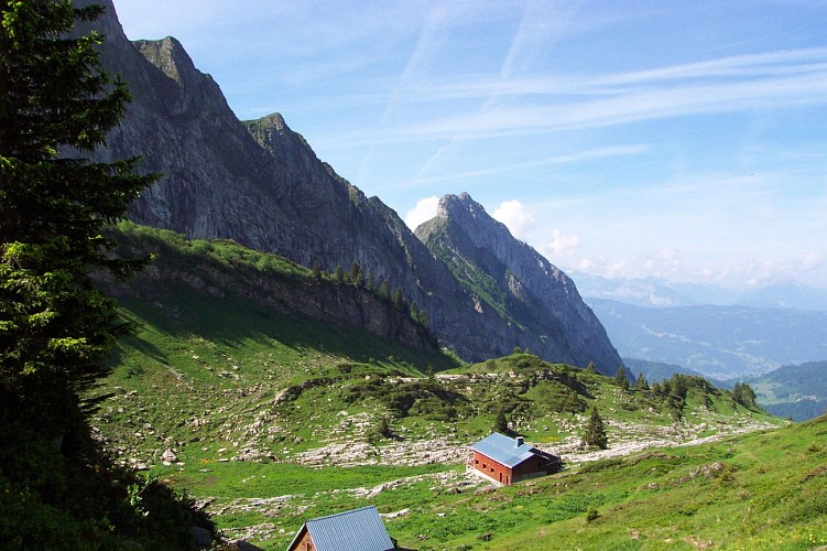 Tour des Dents Blanches GR®P mini 4 jours.  Les Allamands ( 1096m) - Refuge de Bostan-Tornay (1757m). Etape 01
