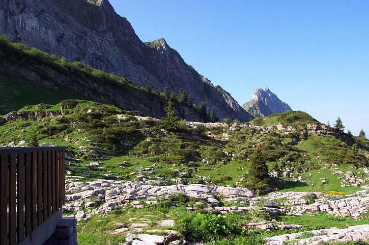 Tour des Dents Blanches GR®P mini 4 jours.  Les Allamands ( 1096m) - Refuge de Bostan-Tornay (1757m). Etape 01